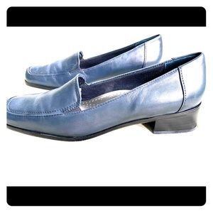 Women’s Navy Trotters Shoes NEW